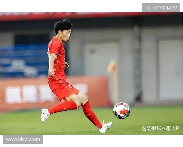 国足新星闪耀赛场全场两射一传助球队逆转赢得关键胜利